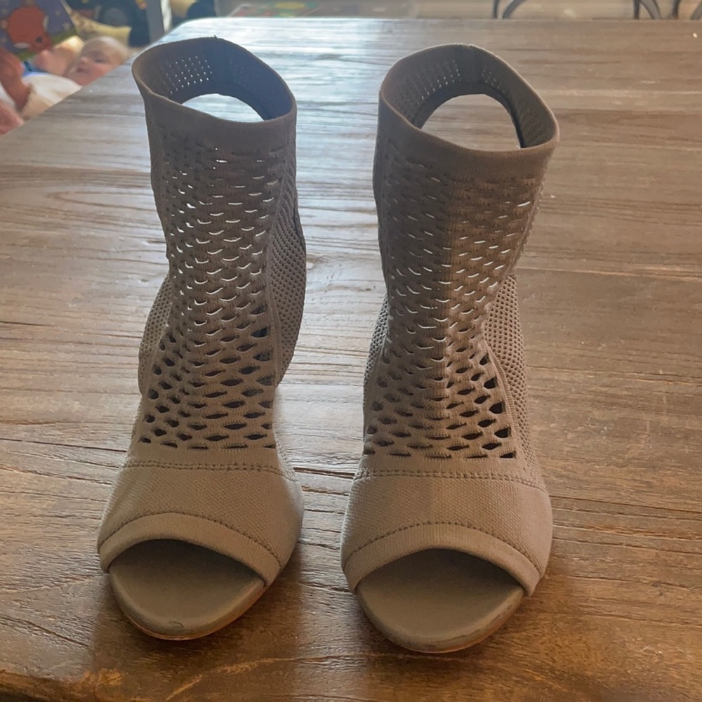 Darling grey Zara heals